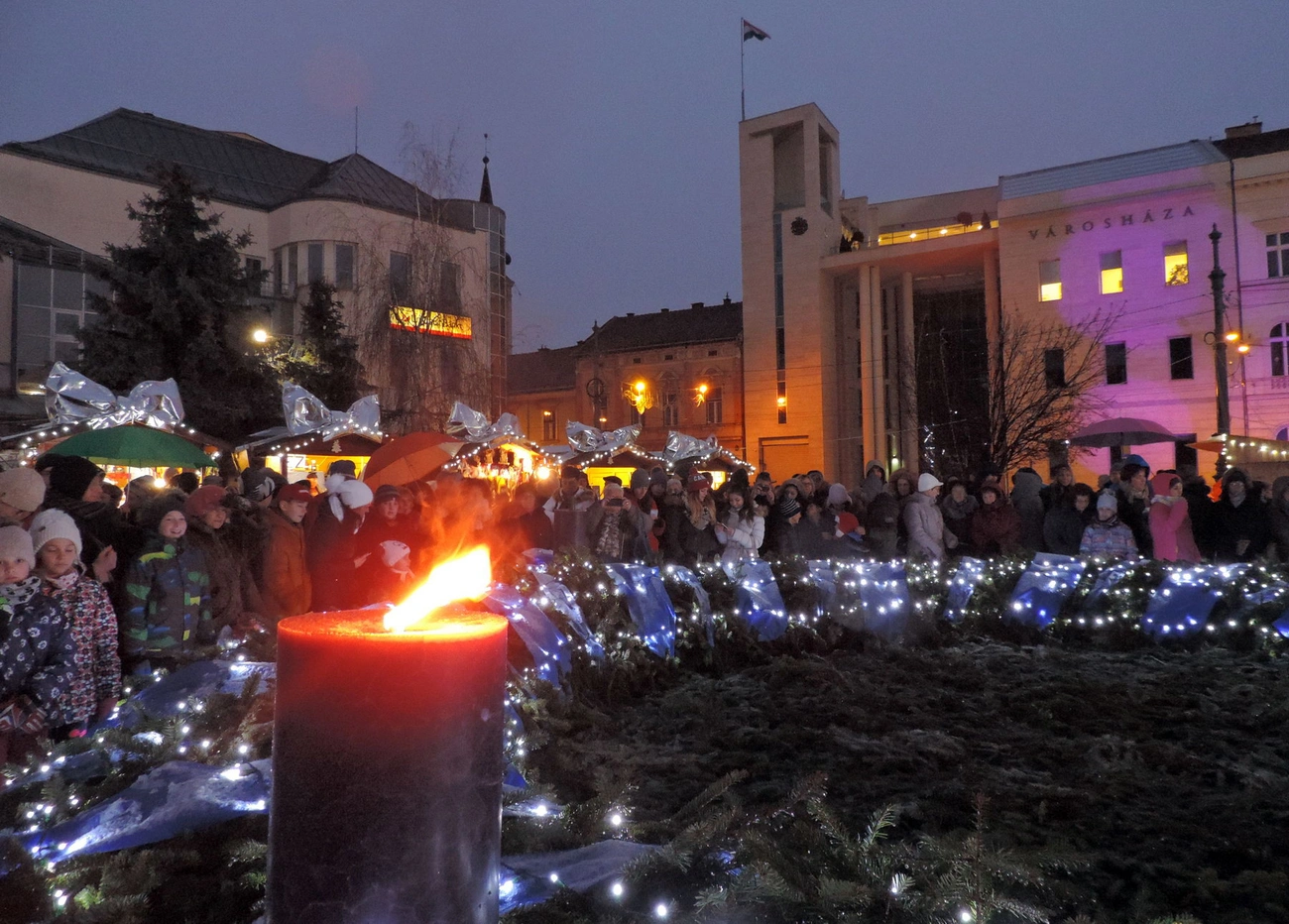 Adventi gyertyagyújtás a Szent István téren