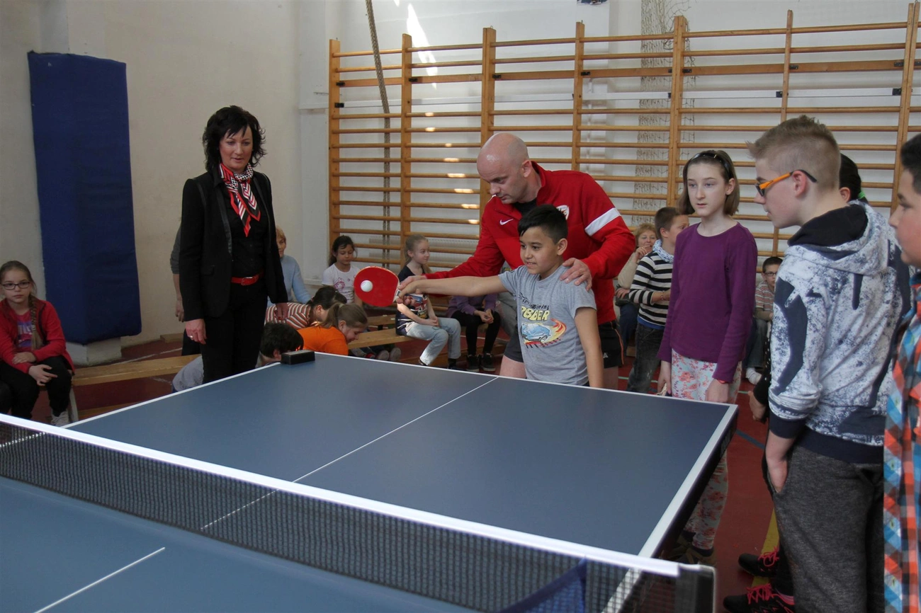 Sporteszközöket kaptak a martinkertvárosi iskolások