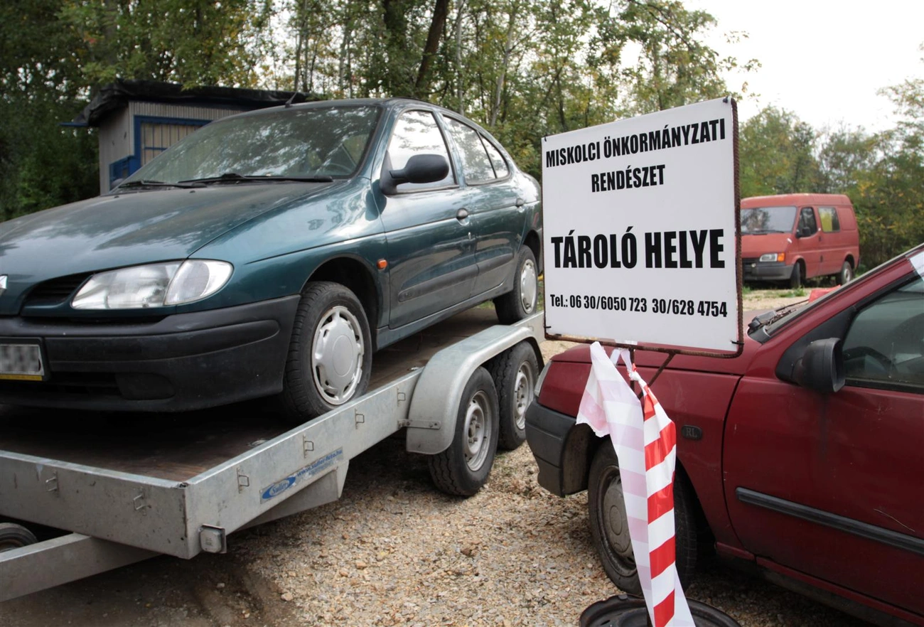 Roncsautót szállít el a Rendészet