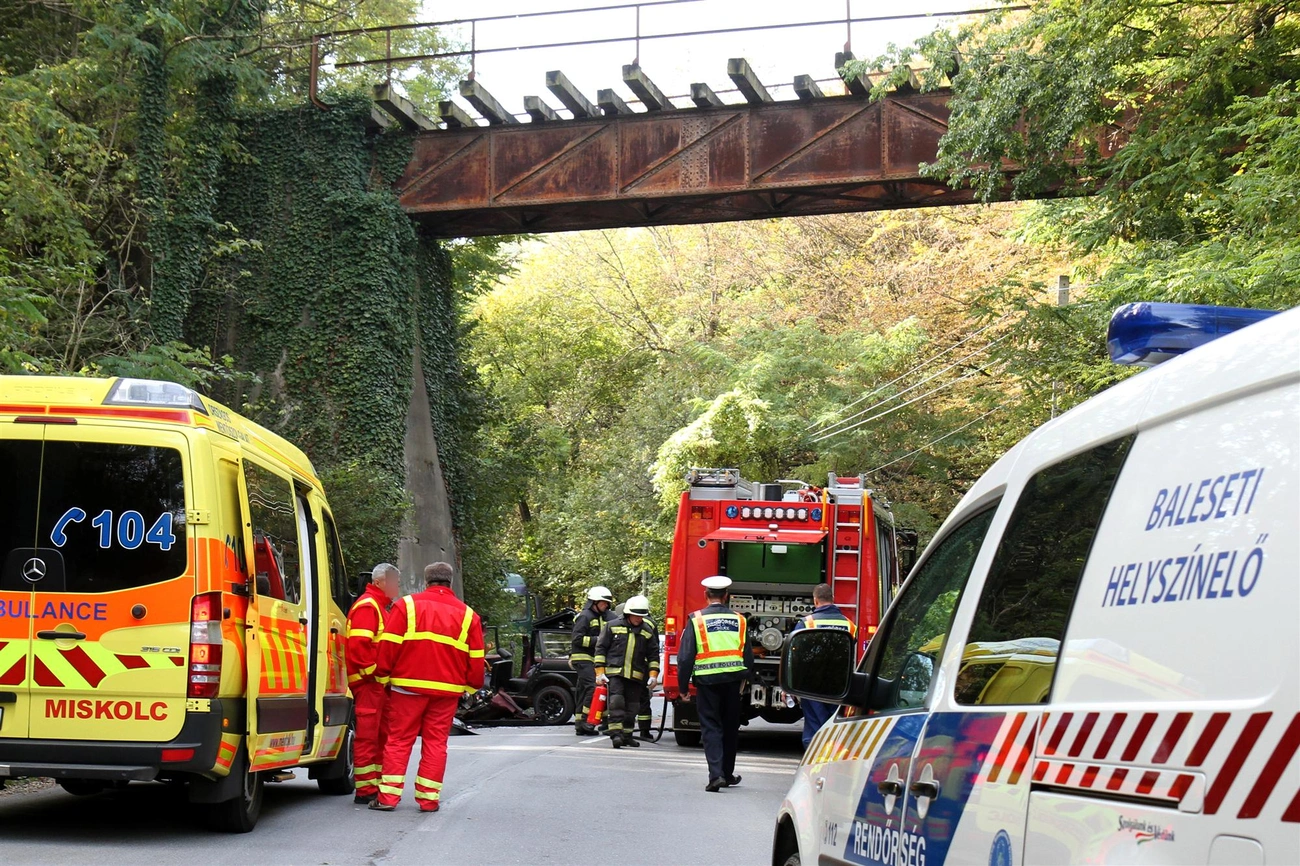 Vasúti hídpillérnek csapódott egy autó