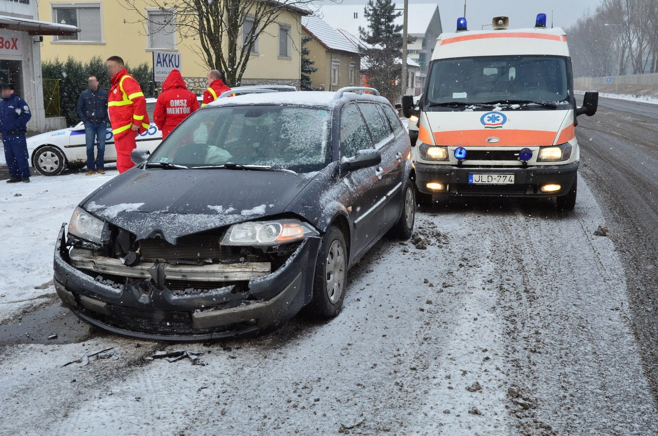 Balesetek a havas utakon