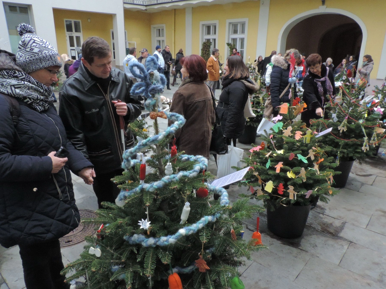 "Angyalkert" - civil szervezetek karácsonyfái a Városháza udvarán