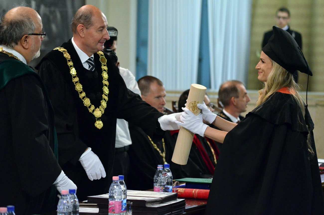 Diplomaátadó az egyetemen