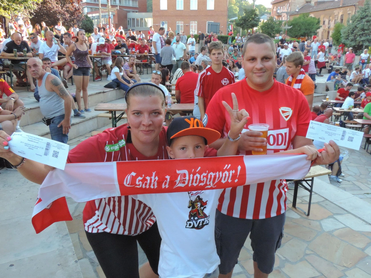 Dvtk szurkolás a Szinva teraszon lévő ledfalnál