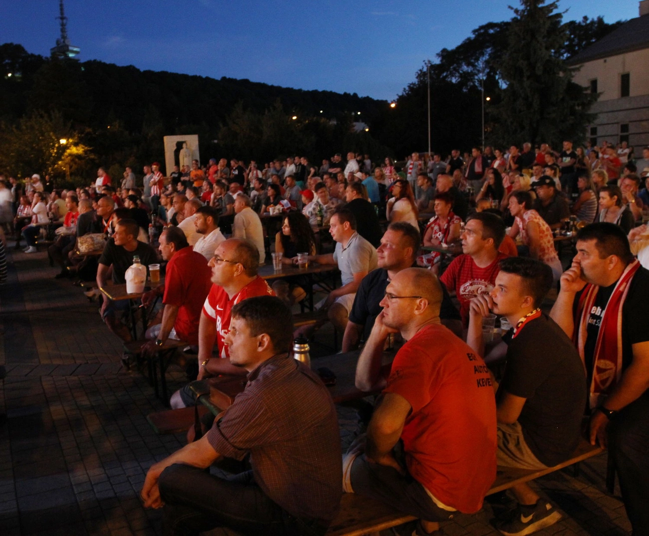 Szurkolás a Szent István téri Foci teraszon