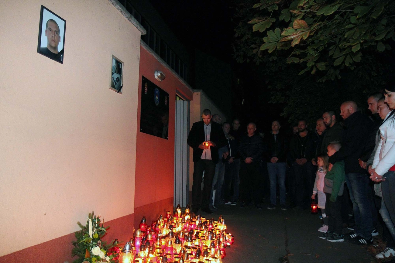 Gyertyagyújtás a Készenléti Rendőrség épülete előtt