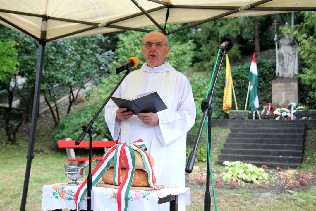 Megemlékezés a a felsőhámori Szent István szobornál
