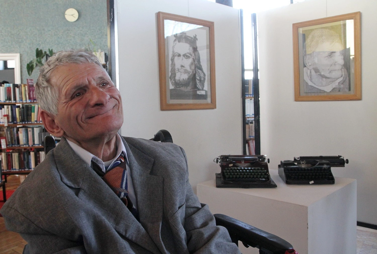 "Dallamok gépzongorán" című kiállítás a József Attila Könyvtárban