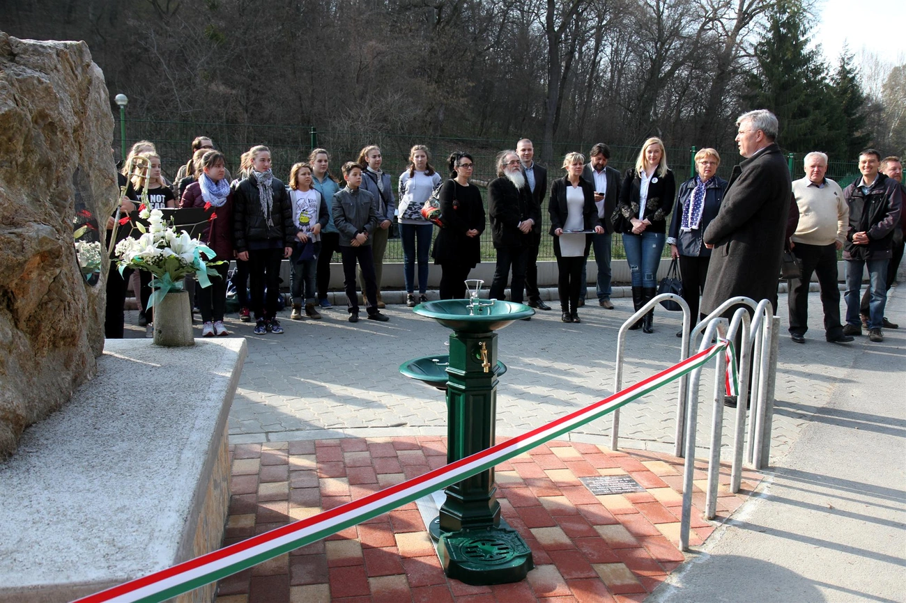  A VÍZ VILÁGNAPJA ALKALMÁBÓL-ivókút átadása Miskolctapolcán