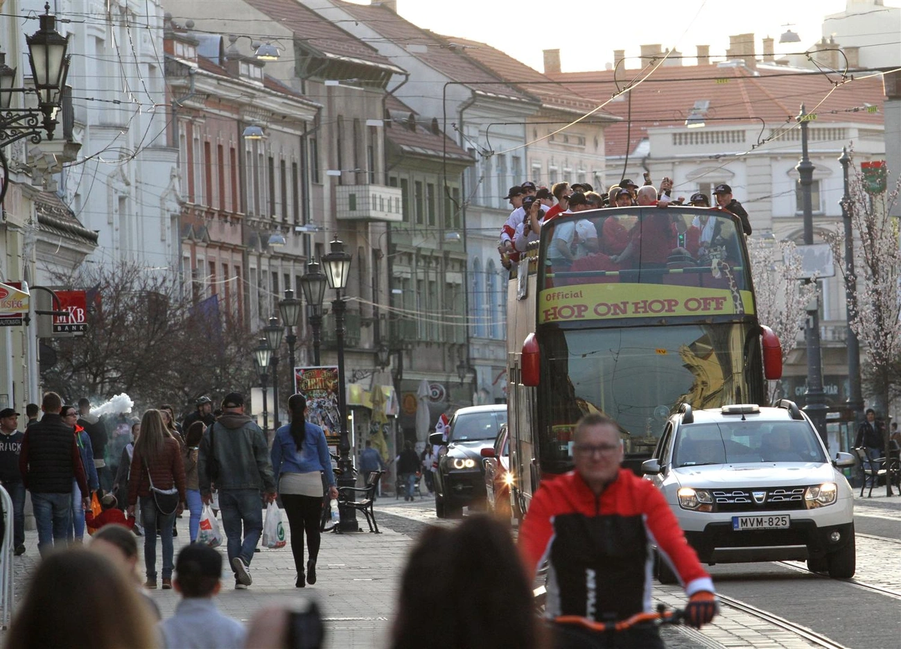 DVTK Jegesmedvék - busszal a belvárosban