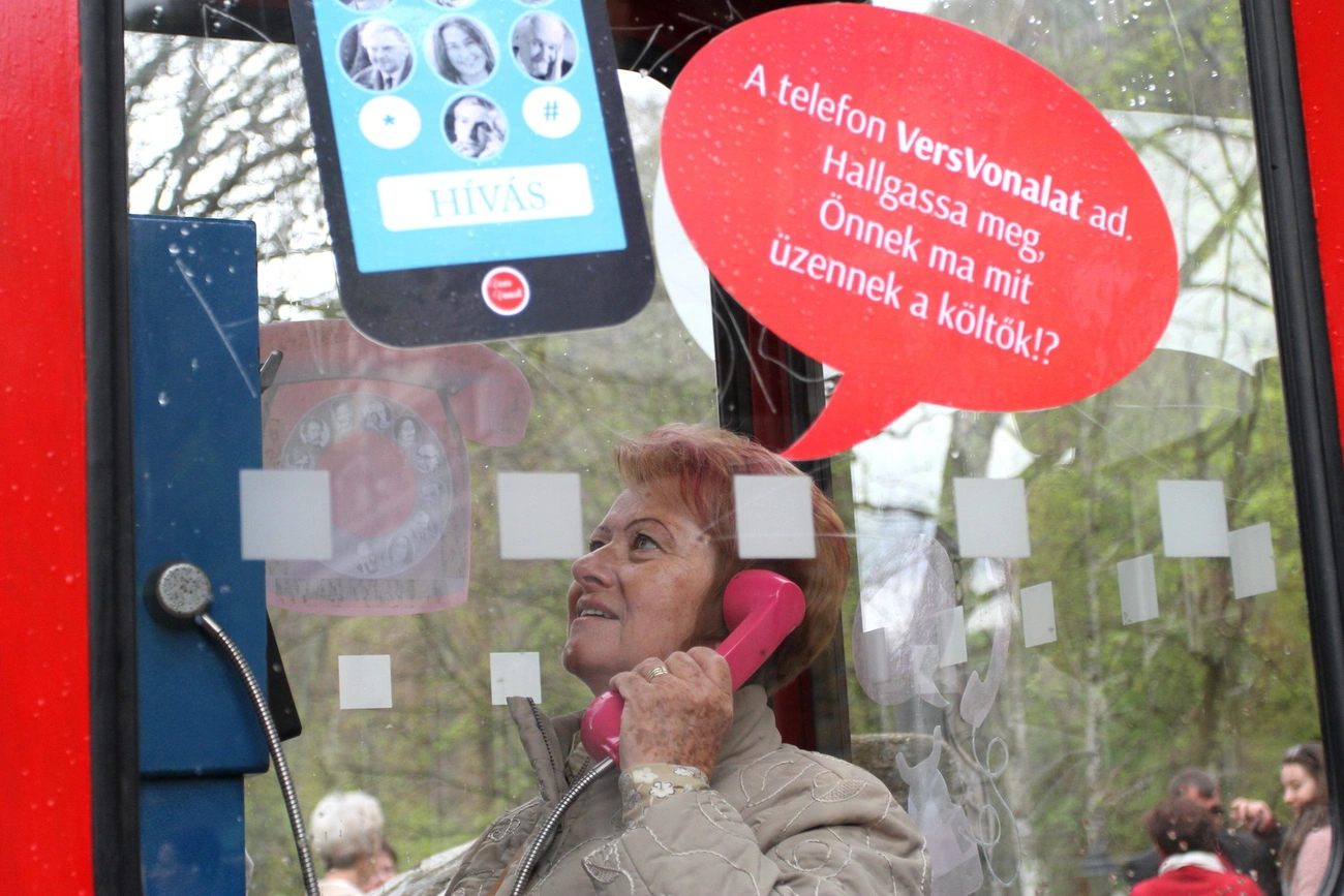 Városi költészeti napi ünnepség - VersVonal telefonfülke felavatása