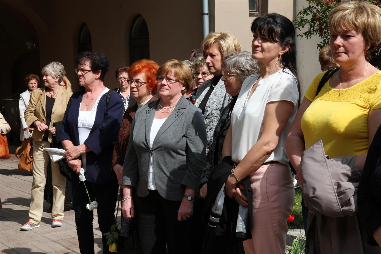 Hernádi Istvánné emléktábla-avatás a Szabó Lőrinc könyvtár udvarán