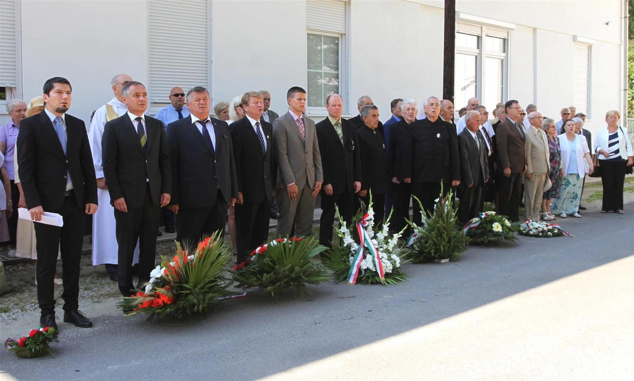 Koszorúzás Hámorban,  Szent István szobránál