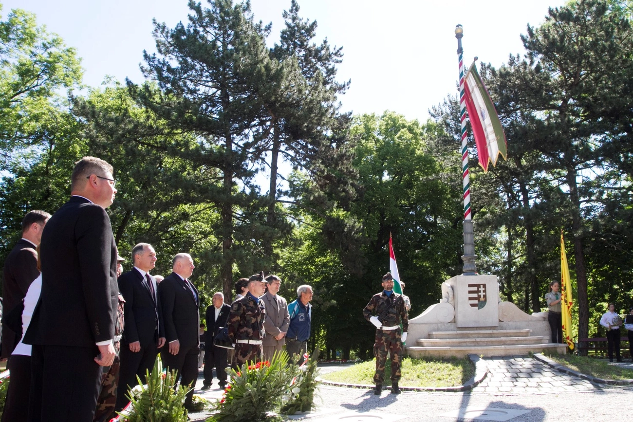 Koszorúzás a népkerti országzászlónál