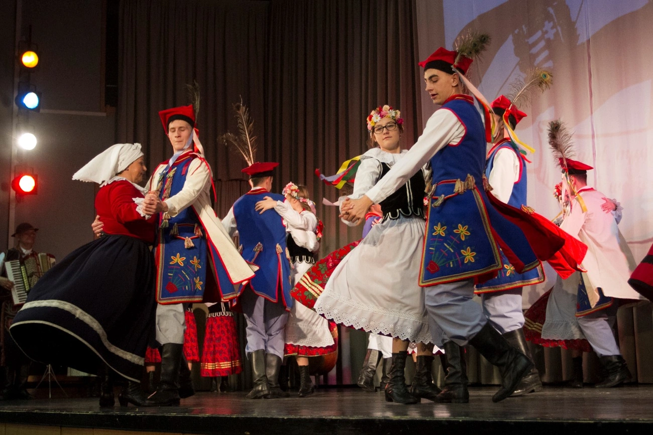 Lengyel néptánc az Avasi Gimnázium színháztermében