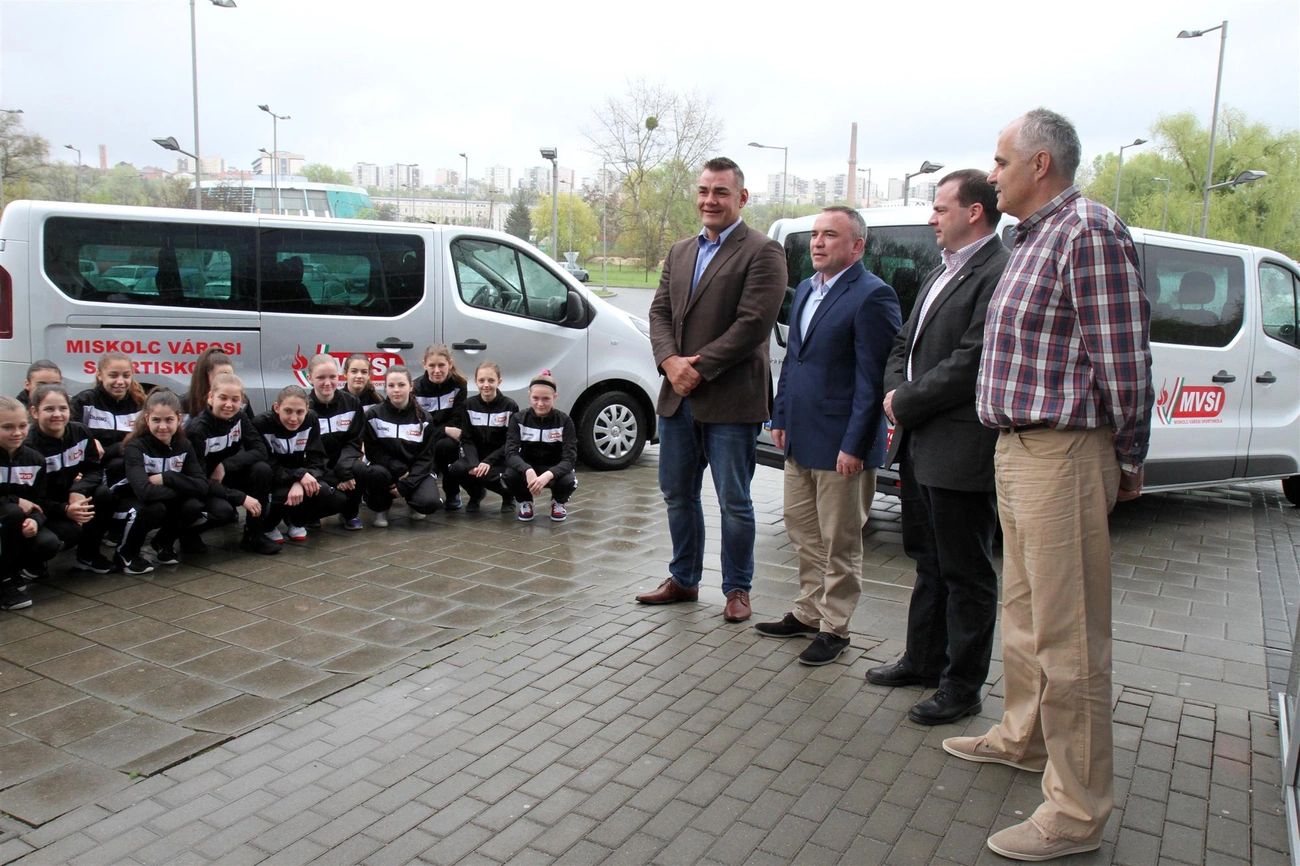 MVSI – Új buszok a legeredményesebb sportiskolának