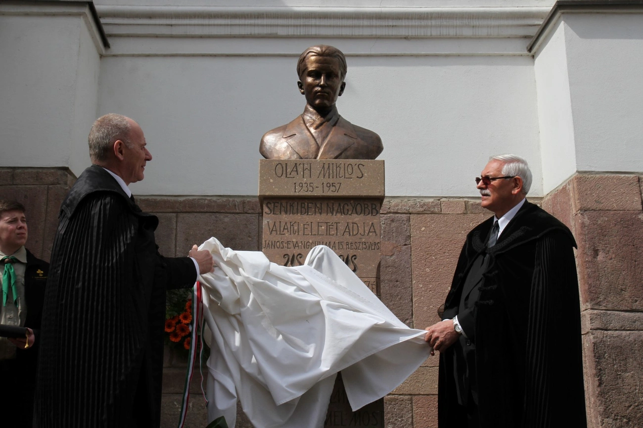 Oláh Miklós emlékére istentisztelet, és szoboravatás
