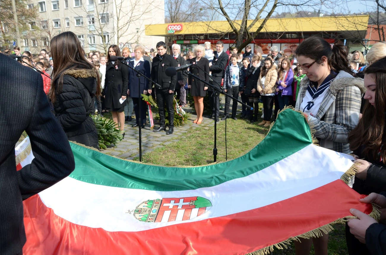 Koszorúzás a diósgyőri országzászlónál