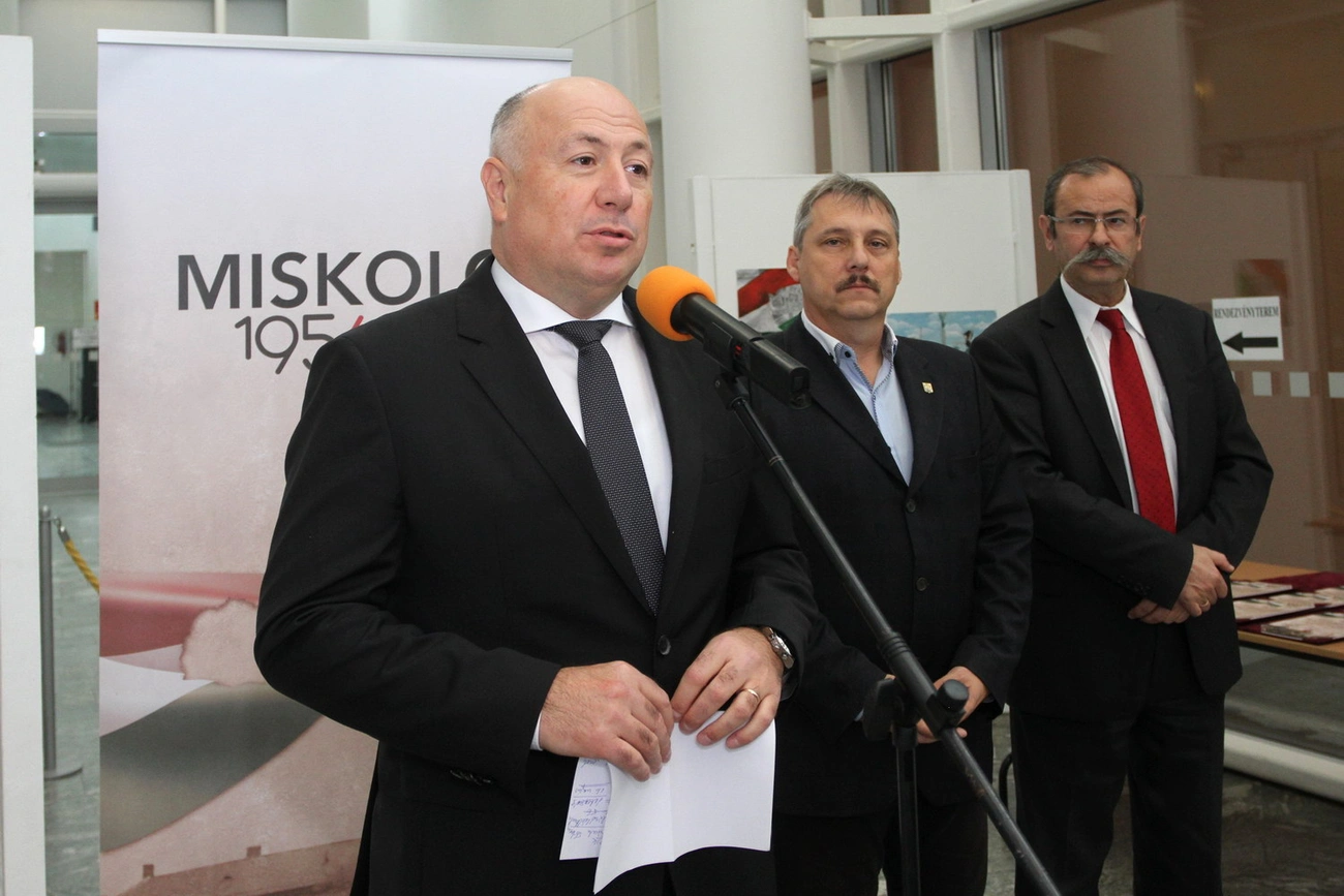 Szabadság kiállítás a városháza aulájában