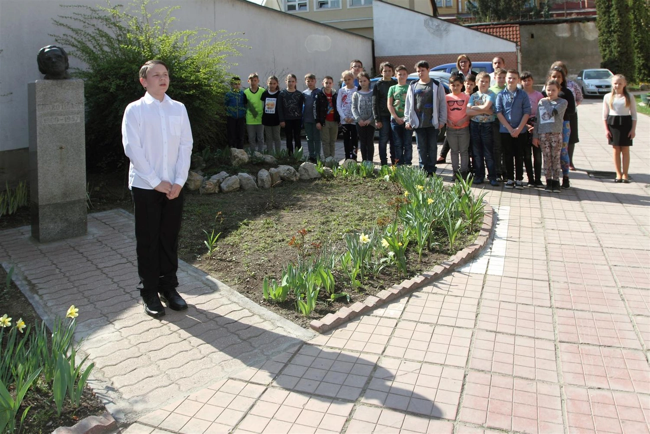 Koszorúzás Szabó Lőrinc szobránál