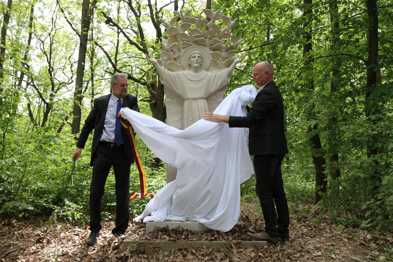 Szent Ferenc szobrot avattak a miskolci állatkertben