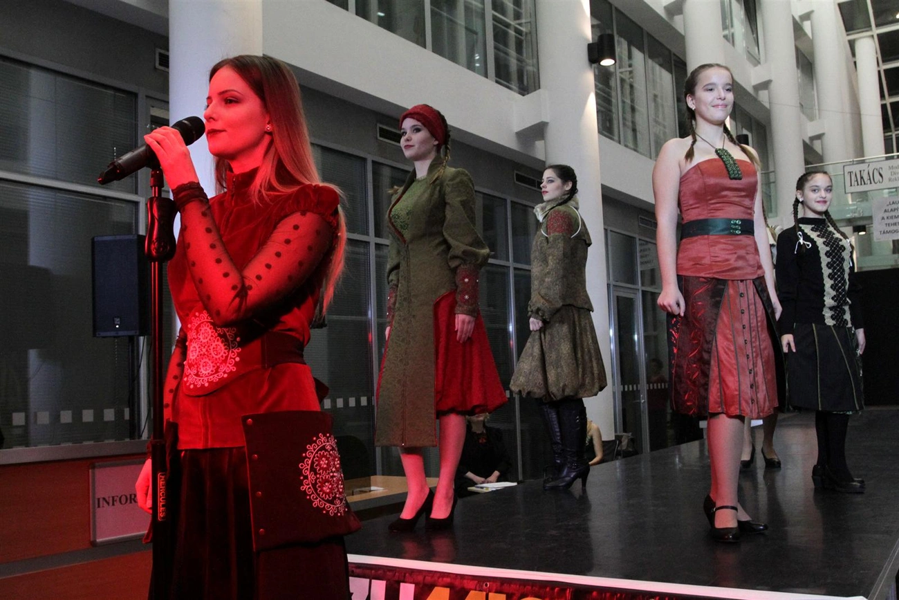 Takács Modell Stúdió divatbemutatója a városházán