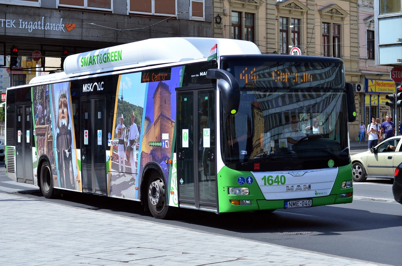 Zászlós buszok közlekednek a meccs napján